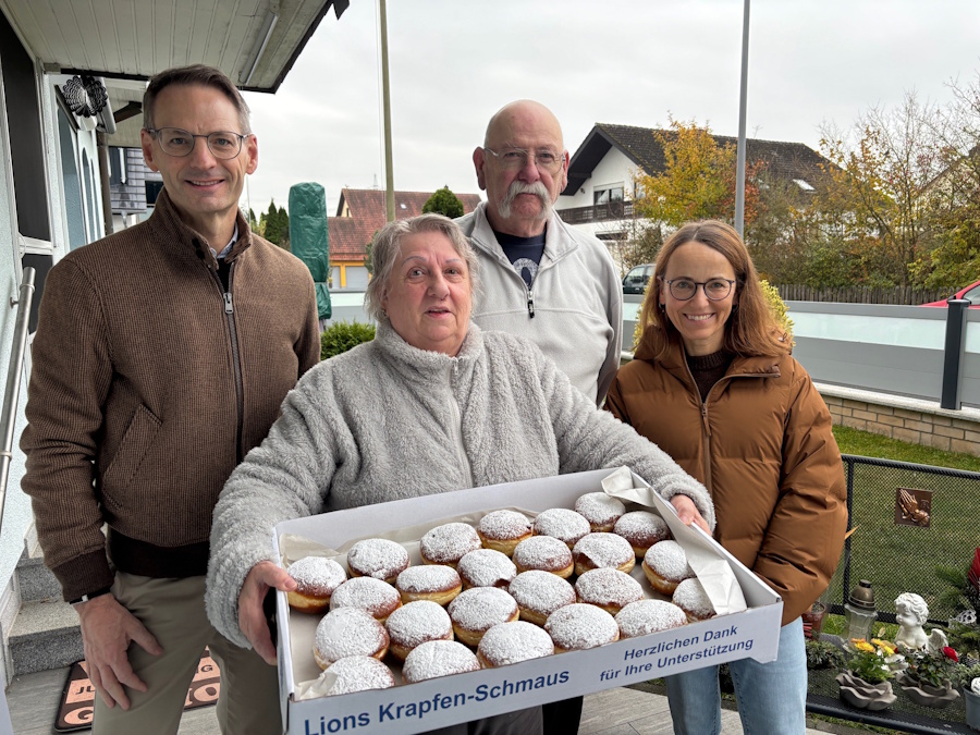 Christine (rechts) und Bernd Sandtner (links) brachten dem Ehepaar Buymer eine Kiste Krapfen.