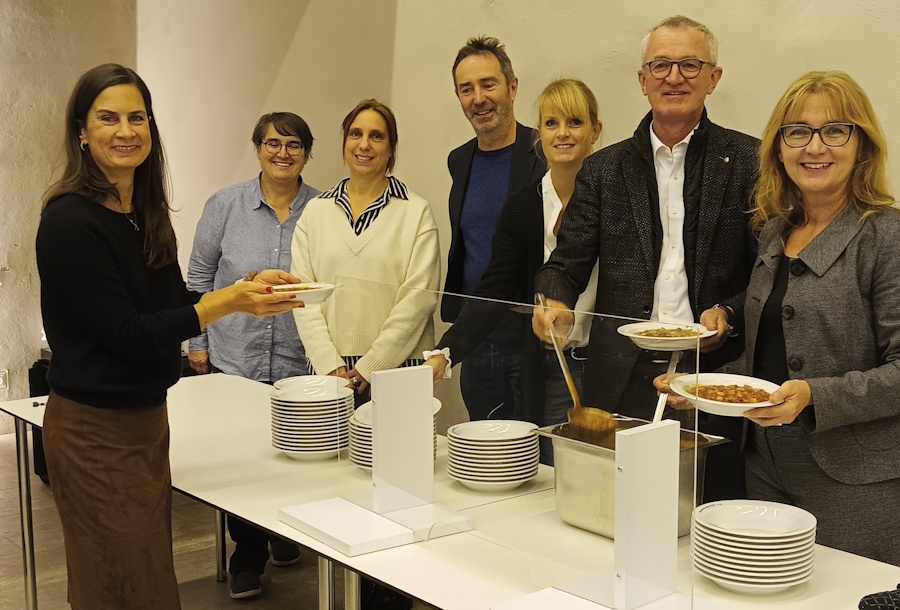 Der Lions Club Neumarkt unterstützt den "Mittagstisch mit Herz" durch Spenden.