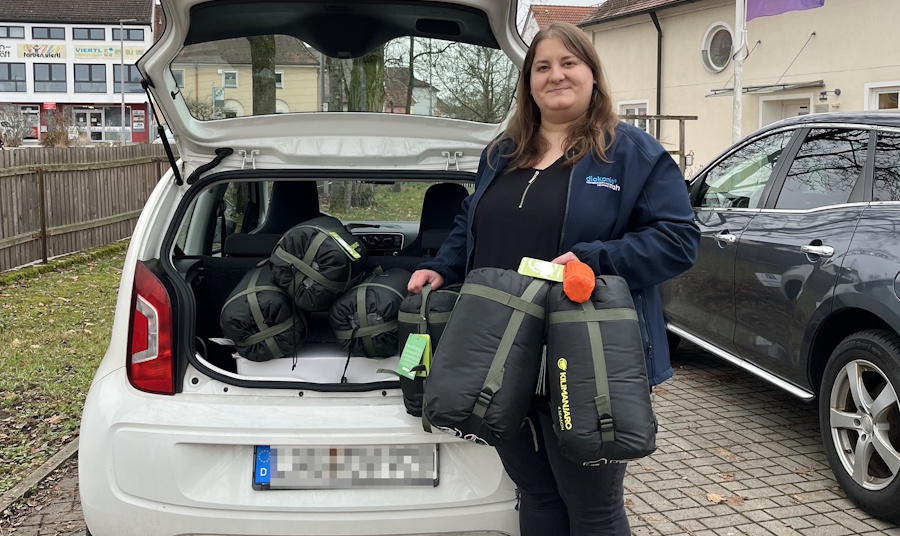 Lena Schmalzl bringt die gespendeten Schlafsäcke mit dem Auto zu obdachlosen Menschen.
