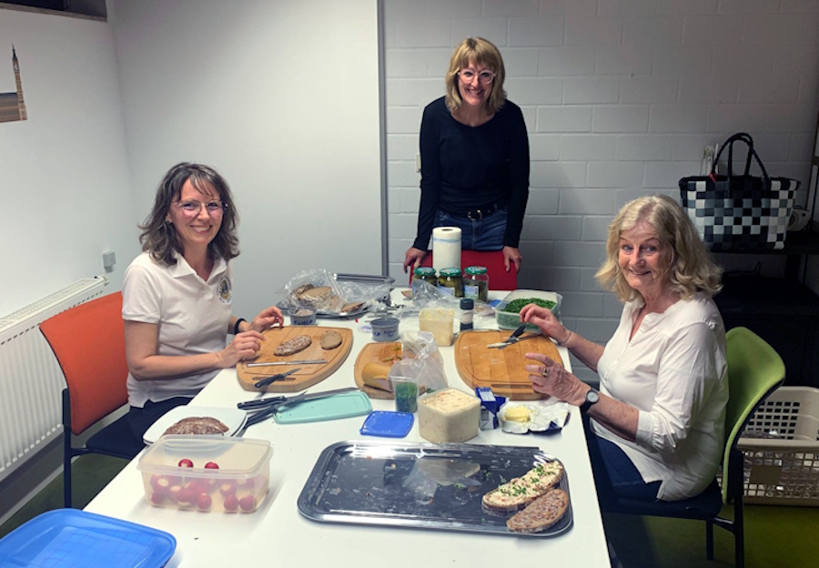 In der Stadtbibliothek wurden fleißig Brote geschmiert.