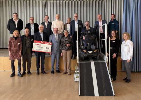 Dank der mobilen Hebebühne ist es möglich, dass Rollstuhlfahrer auf eine Bühne gelangen können.