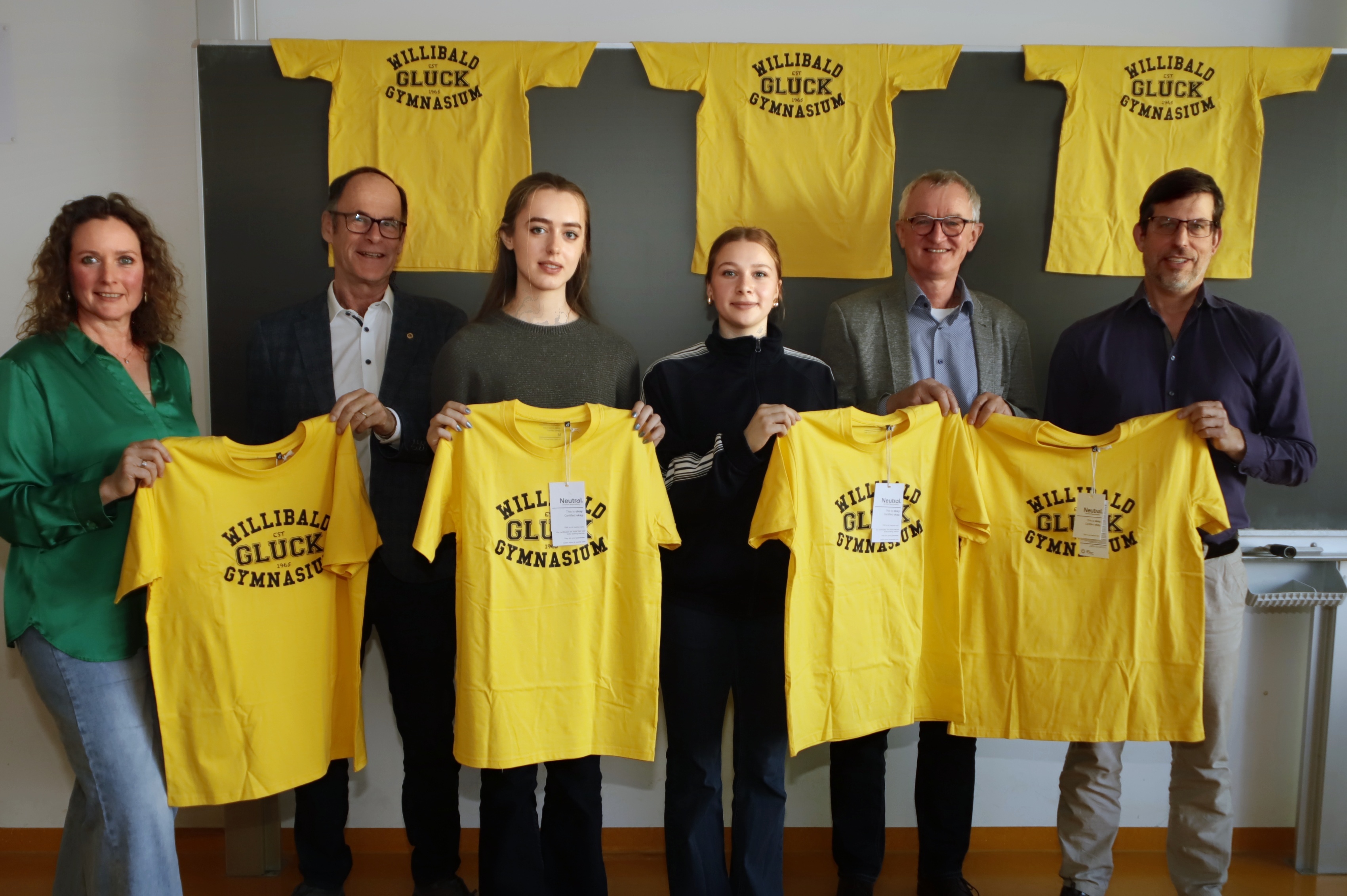 Diese T-Shirts wollen die Neumarkter Schüler des Willibald-Gluck-Gymnasiums nach Uganda schicken.