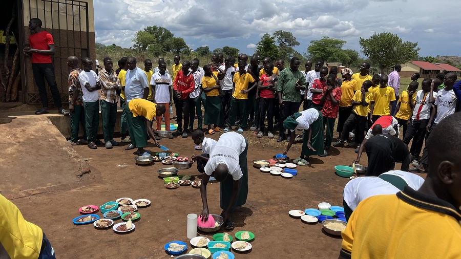 Die Schüler in Uganda essen immer unter freiem Himmel.