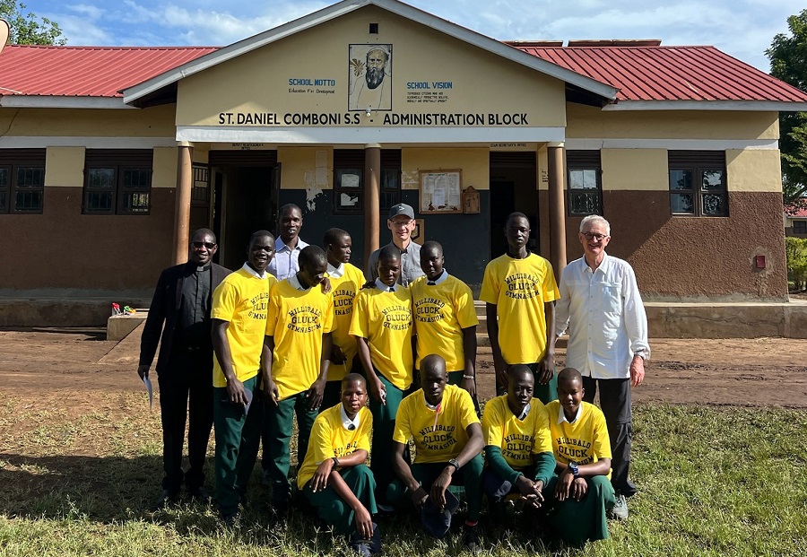 Deutsche Schüler haben T-Shirts für die Schüler in Afrika mitgeschickt.