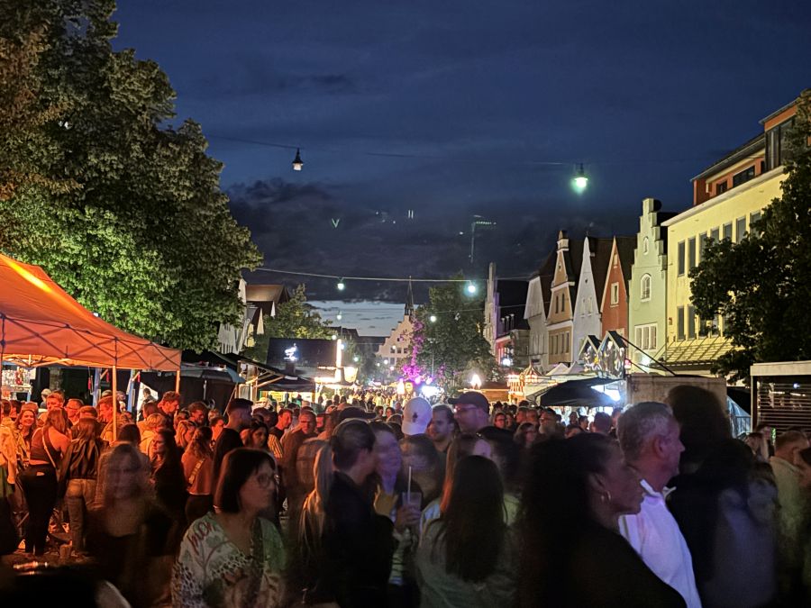Viele Menschen besuchten das Altstadtfest in Neumarkt.