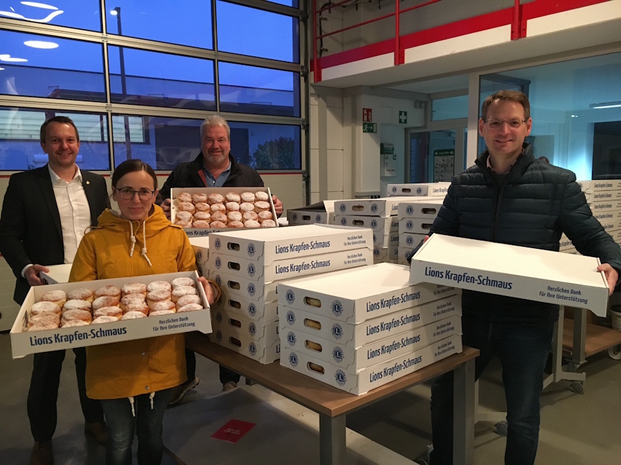 Früh morgens werden die Kartons mit den Krapfen verteilt.