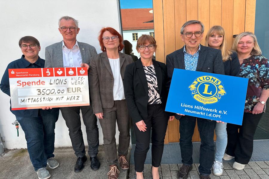 Der Lions Club Neumarkt unterstützt den "Mittagstisch mit Herz" durch Spenden.