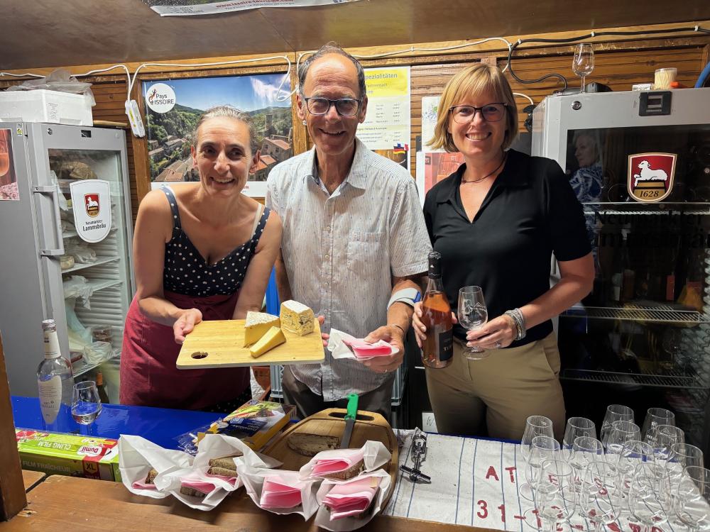 Lions-Mitglieder haben leckeren Käse und Wein am Stand von Neumarkts Partnerstadt Issoire verkauft.