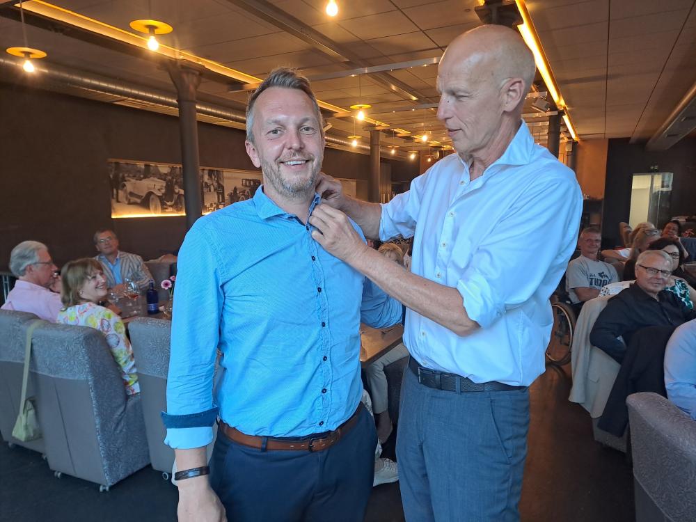 Dr. Michael Janka (rechts) steckte den Präsidenten-Pin seinem Nachfolger Andreas Strobel an.