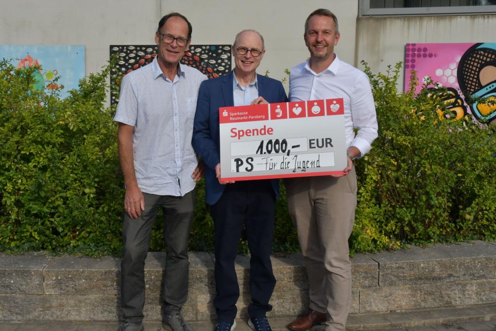 Lions-Präsident Andreas Strobel (rechts) überreichte Bernhard Schiffer (links) und Sigi Müller vom Förderverein des G6 den Scheck.